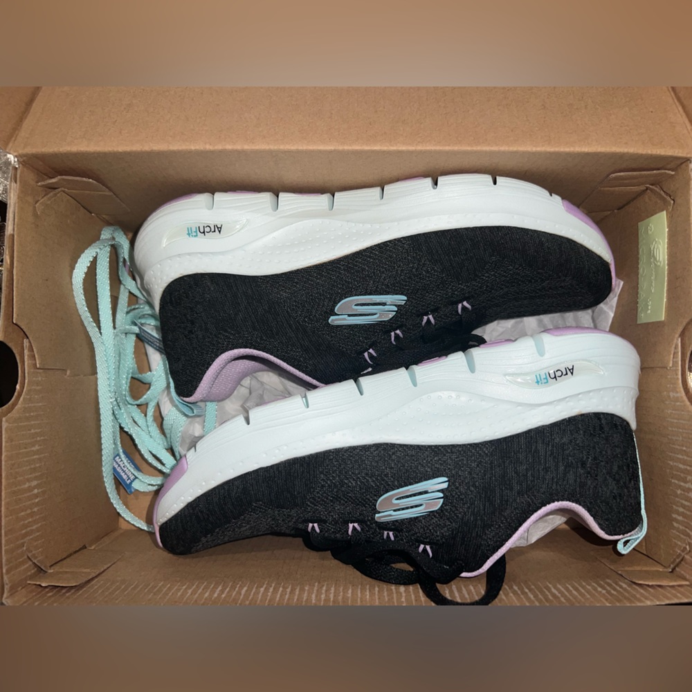 NEW Sketchers Arch Fit shoes. Size 6, comes with extra baby blue shoe laces